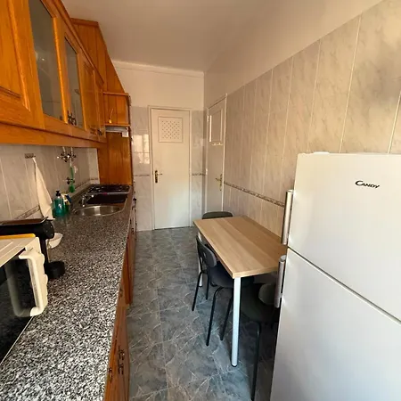 Проживание в семье L&a 13 Moscavide Metro Shop Cafe *